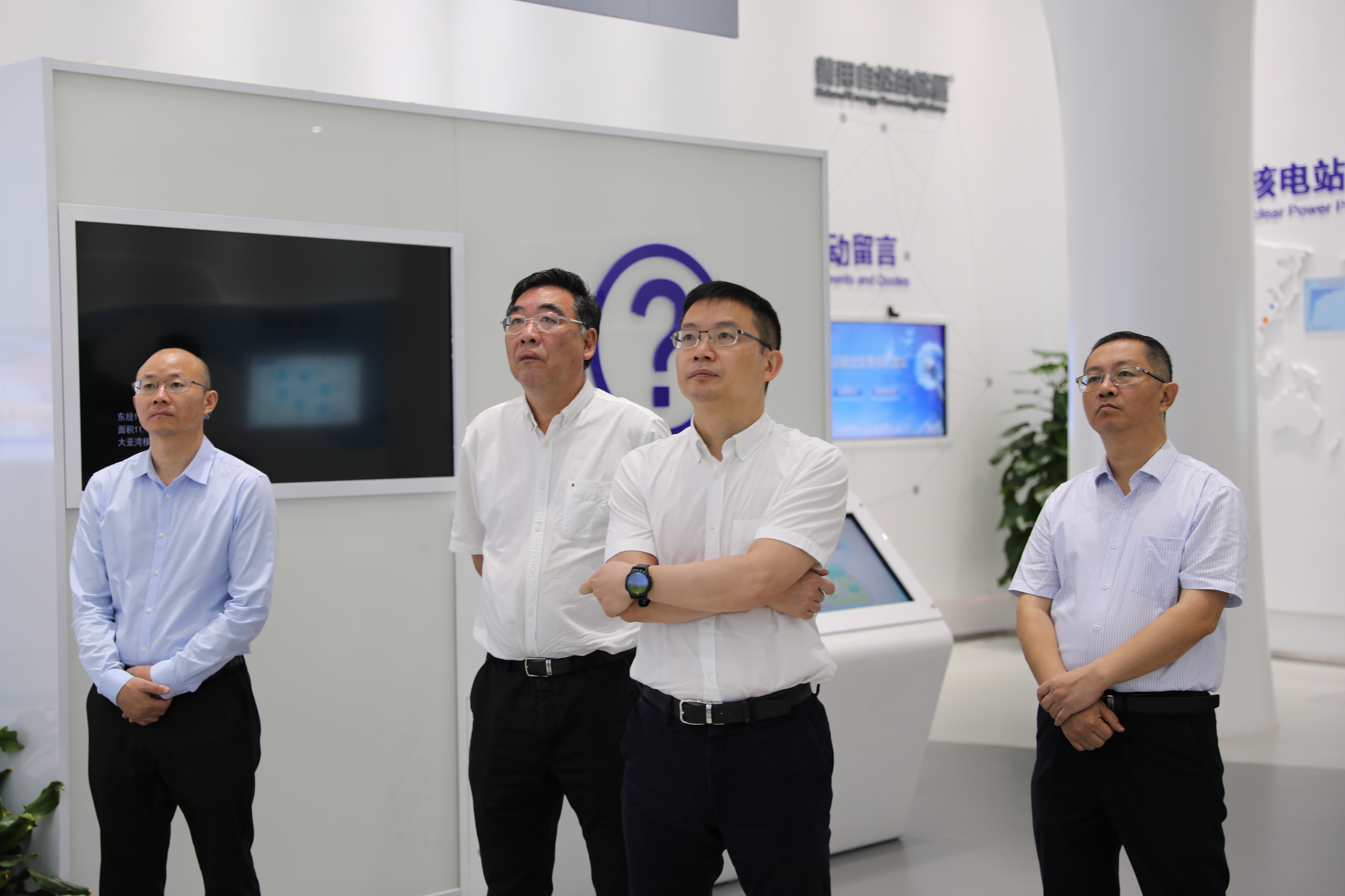 1.石雨总经理在大亚湾核电基地参观 (2).JPG